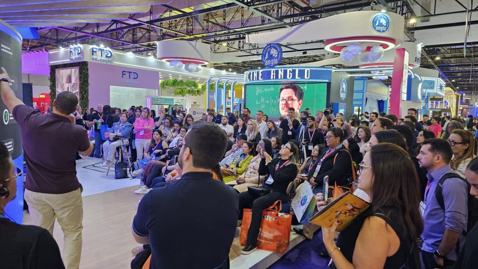 Plateia de educadores em palestra